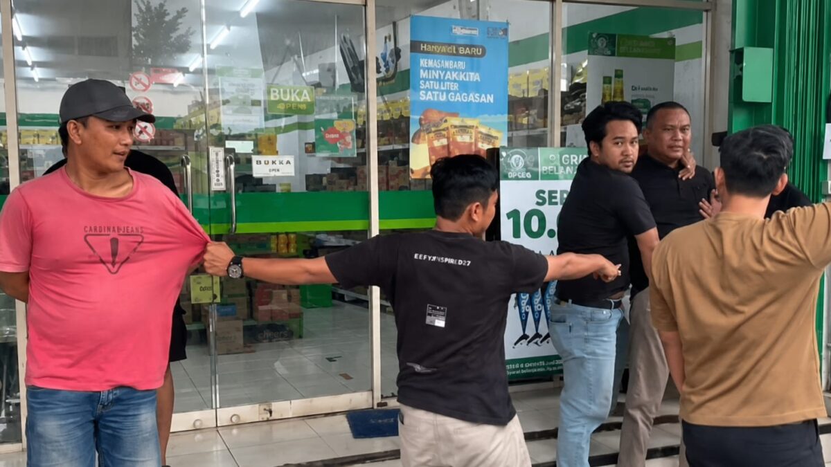 Kedua tersangka saat ditangkap di depan Indomaret Jalan Raya PLP Curug, Sukabakti, Kecamatan Curug, Kabupaten Tangerang, Kamis sore (14/5/2026) | Dok. Polres Serang.