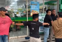 Kedua tersangka saat ditangkap di depan Indomaret Jalan Raya PLP Curug, Sukabakti, Kecamatan Curug, Kabupaten Tangerang, Kamis sore (14/5/2026) | Dok. Polres Serang.