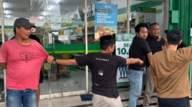 Kedua tersangka saat ditangkap di depan Indomaret Jalan Raya PLP Curug, Sukabakti, Kecamatan Curug, Kabupaten Tangerang, Kamis sore (14/5/2026) | Dok. Polres Serang.
