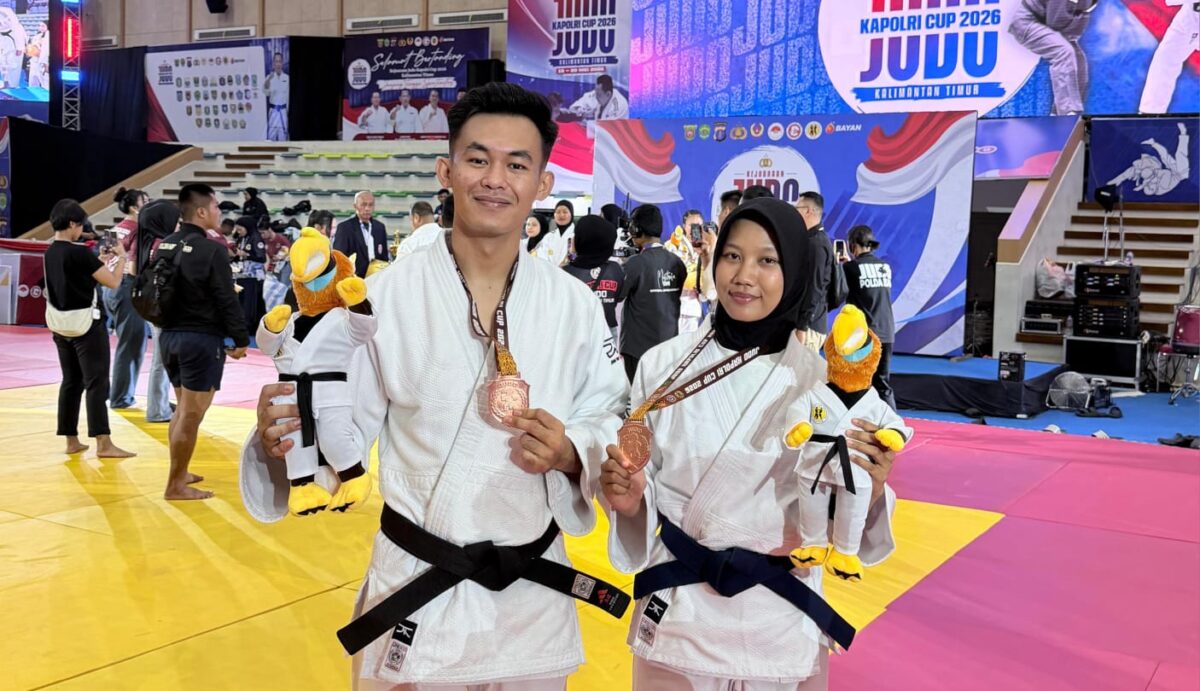 Dua atlet Tanggamus Bripda Ilhamsyah Pratama Efendi dan Bripda Winda Afrilia Juara III kategori beregu mix Polri dalam ajang Kejuaraan Judo Kapolri Cup 2026 yang digelar di GOR Segiri, Samarinda, Kalimantan Timur, Senin 18 Mei 2026 | Dok. Humas Polres Tanggamus.