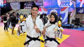 Dua atlet Tanggamus Bripda Ilhamsyah Pratama Efendi dan Bripda Winda Afrilia Juara III kategori beregu mix Polri dalam ajang Kejuaraan Judo Kapolri Cup 2026 yang digelar di GOR Segiri, Samarinda, Kalimantan Timur, Senin 18 Mei 2026 | Dok. Humas Polres Tanggamus.