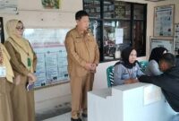 Kadis Kependudukan dan Pencatatan Sipil Tanggamus Maradona di dampingi Plt Sekertaris Disdukcapil Kurnia Hidayanti, saat memantau pelayanan kependudukan di Kantor Catatan Sipil setempat  Senin 18 Mei 2026 | Herdi/Media Prioritastv.com.