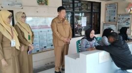 Kadis Kependudukan dan Pencatatan Sipil Tanggamus Maradona di dampingi Plt Sekertaris Disdukcapil Kurnia Hidayanti, saat memantau pelayanan kependudukan di Kantor Catatan Sipil setempat  Senin 18 Mei 2026 | Herdi/Media Prioritastv.com.