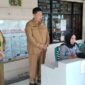 Kadis Kependudukan dan Pencatatan Sipil Tanggamus Maradona di dampingi Plt Sekertaris Disdukcapil Kurnia Hidayanti, saat memantau pelayanan kependudukan di Kantor Catatan Sipil setempat  Senin 18 Mei 2026 | Herdi/Media Prioritastv.com.