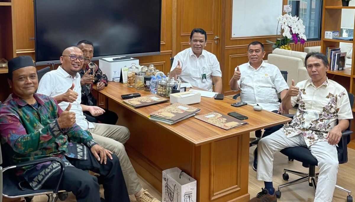 Ketua DPD PSI Tanggamus, Dedi Juniarko bersama Anggota DPD RI asal Lampung saat pertemuan di Kementerian Kehutanan RI, Senin 18 Mei 2026 | Ubay/Media Prioritastv.com.