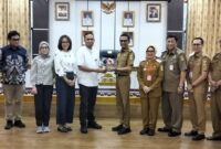 Penyerahan dokumen pinjaman Pemkab Tanggamus oleh Wabup Agus Suranto kepada PT SMI di Aula Pemkab setempat, Senin 18 Mei 2026 | Herdi/Media Prioritastv.com.