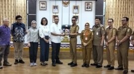 Penyerahan dokumen pinjaman Pemkab Tanggamus oleh Wabup Agus Suranto kepada PT SMI di Aula Pemkab setempat, Senin 18 Mei 2026 | Herdi/Media Prioritastv.com.