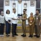 Penyerahan dokumen pinjaman Pemkab Tanggamus oleh Wabup Agus Suranto kepada PT SMI di Aula Pemkab setempat, Senin 18 Mei 2026 | Herdi/Media Prioritastv.com.