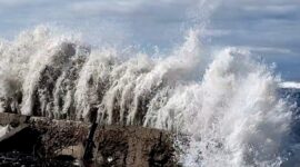 Gelombang tinggi yang menerjang lebih dari 1 meter di Dermaga TPI Kota Agung Tanggamus, Senin 18 Mei 2026 | Herdi/Media Prioritastv.com.