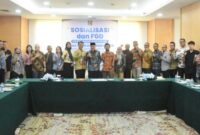 Bupati Tanggamus, H. Moh. Saleh Asnawi saat foto bersama usai sosialisasi dan FGD bersama para pengusaha, Selasa 18 Maret 2026 | Dok. Humas Pemkab Tanggamus.