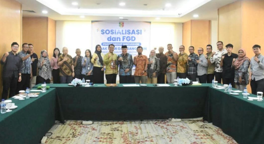 Bupati Tanggamus, H. Moh. Saleh Asnawi saat foto bersama usai sosialisasi dan FGD bersama para pengusaha, Selasa 18 Maret 2026 | Dok. Humas Pemkab Tanggamus.