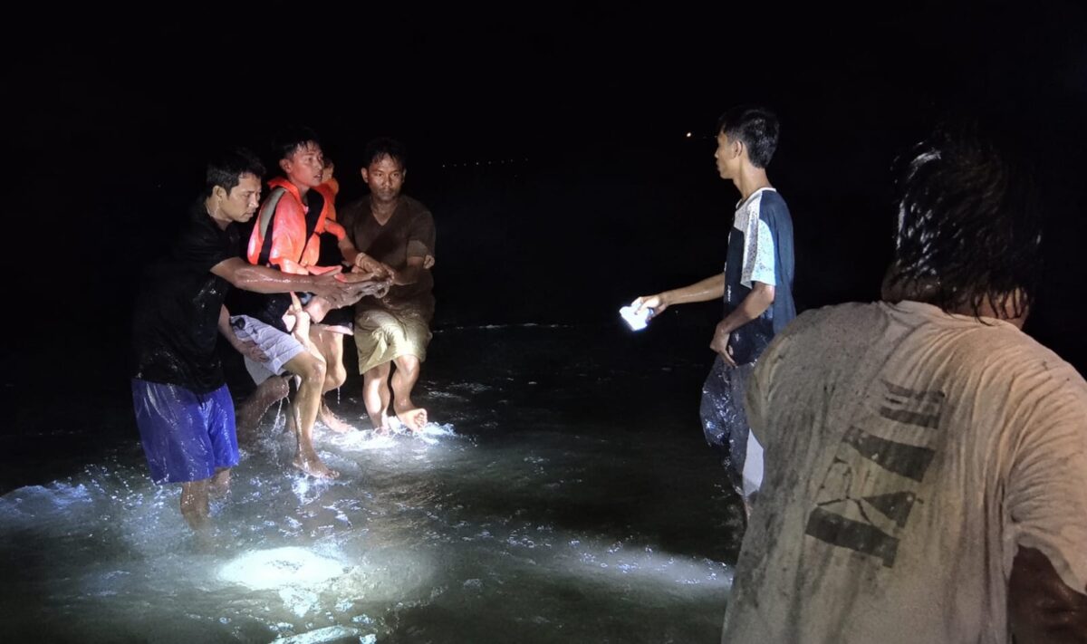 Jasad korban saat ditemukan dan hendak dievakuasi ke daratan, Senin 18 Mei 2026, malam | Dok. Humas Polres Tanggamus.