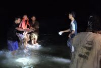Jasad korban saat ditemukan dan hendak dievakuasi ke daratan, Senin 18 Mei 2026, malam | Dok. Humas Polres Tanggamus.