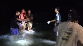 Jasad korban saat ditemukan dan hendak dievakuasi ke daratan, Senin 18 Mei 2026, malam | Dok. Humas Polres Tanggamus.