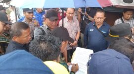 Panitera PN Kota Agung Tanggamus saat membacakan konstangering pembebasan  lahan jalan ke arah jembatab way kandis di Pekon Kagungan, Kota Agung, Tanggamus, Kamis 21 Mei 2026 | Herdi/Media Prioritastv.com.