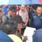 Panitera PN Kota Agung Tanggamus saat membacakan konstangering pembebasan  lahan jalan ke arah jembatab way kandis di Pekon Kagungan, Kota Agung, Tanggamus, Kamis 21 Mei 2026 | Herdi/Media Prioritastv.com.