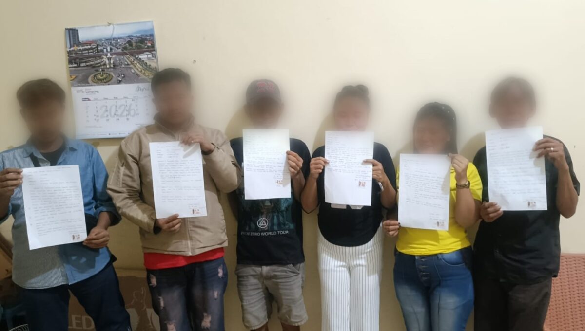 Enam orang terduga pelaku pesta miras dan dugaan prostitusi saat menunjukan pernyataan tidak mengulangi perbuatannya, Rabu 20 Mei 2026 | Dok. Humas Polres Tanggamus.