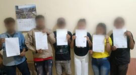 Enam orang terduga pelaku pesta miras dan dugaan prostitusi saat menunjukan pernyataan tidak mengulangi perbuatannya, Rabu 20 Mei 2026 | Dok. Humas Polres Tanggamus.