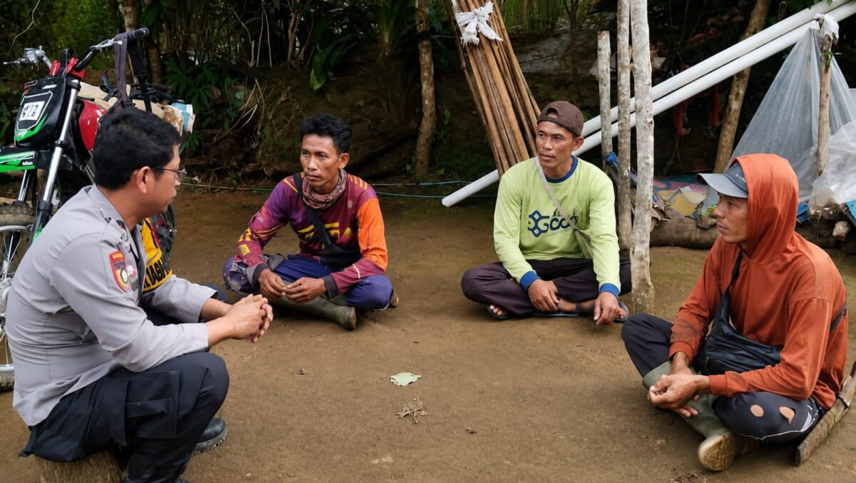 Bhabinkamtibas Polres Tanggamus Aipda Manurung saat berbincang bersama petani Ulu Belu, Jumat 22 Mei 2026 | Dok. Humas Polres Tanggamus.
