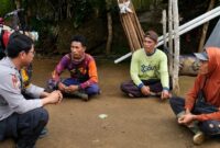 Dekat dengan Petani, Sosok Bhabinkamtibmas “Pak Manurung” Jadi Polisi Sahabat Warga Ulu Belu Tanggamus