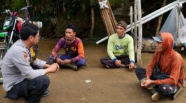 Bhabinkamtibas Polres Tanggamus Aipda Manurung saat berbincang bersama petani Ulu Belu, Jumat 22 Mei 2026 | Dok. Humas Polres Tanggamus.
