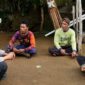 Bhabinkamtibas Polres Tanggamus Aipda Manurung saat berbincang bersama petani Ulu Belu, Jumat 22 Mei 2026 | Dok. Humas Polres Tanggamus.