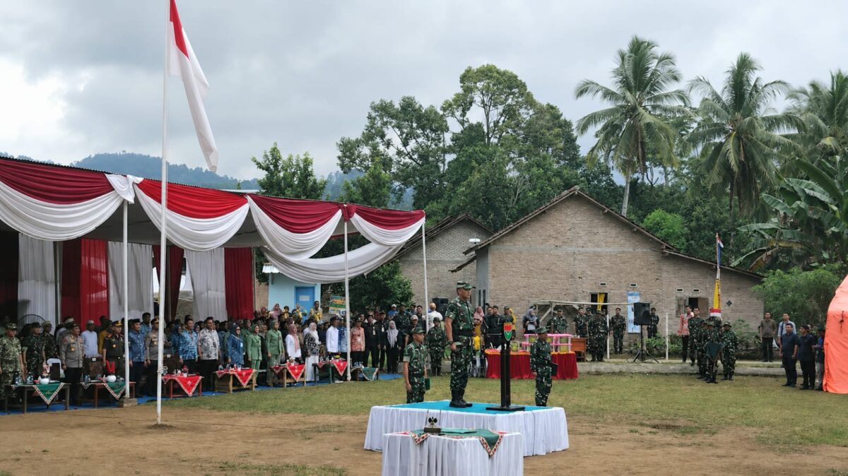 Pangdam XXI/Radin Inten, Mayjen TNI Kristomei Sianturi saat memimpin upacara penutupan TMMD ke 128 di Pekon Kalimiring Kecamatan Kota Agung Tanggamus, Kamis (21/5/2026) | Herdi/Media Prioritastv.com.
