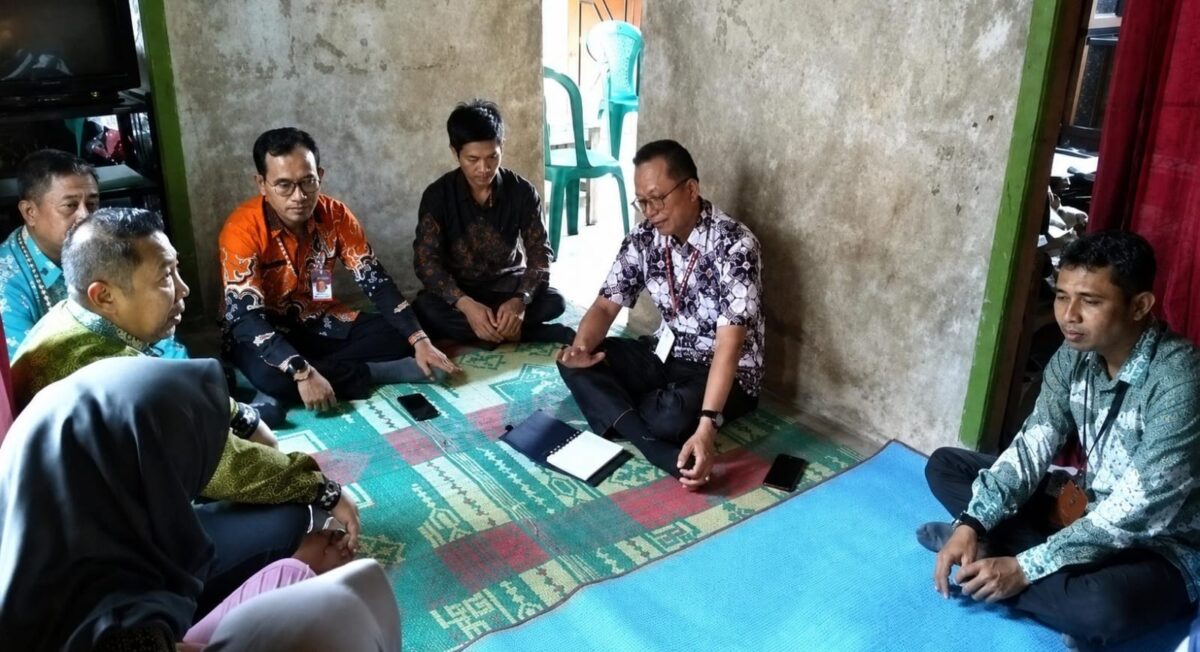 Kepala Dinas sosial Tanggamus Hardarsyah saat memberi pemahaman kepada anak dan orang tua anak putus sekolah di rumah kediaman Rena dan Rendi di Pekon Tanjung Jati Kecamatan Kota Agung Timur didampingi sekertaris Dinas Pendidikan Pramadiya, Kabid Dikdas Madrizal dan Kadis Komimfo Tanggamus Suhartono, Jum'at 22 Mei 2026 | Herdi/Media Prioritastv.com.