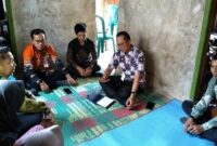 Kepala Dinas sosial Tanggamus Hardarsyah saat memberi pemahaman kepada anak dan orang tua anak putus sekolah di rumah kediaman Rena dan Rendi di Pekon Tanjung Jati Kecamatan Kota Agung Timur didampingi sekertaris Dinas Pendidikan Pramadiya, Kabid Dikdas Madrizal dan Kadis Komimfo Tanggamus Suhartono, Jum'at 22 Mei 2026 | Herdi/Media Prioritastv.com.