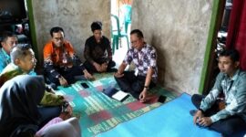 Kepala Dinas sosial Tanggamus Hardarsyah saat memberi pemahaman kepada anak dan orang tua anak putus sekolah di rumah kediaman Rena dan Rendi di Pekon Tanjung Jati Kecamatan Kota Agung Timur didampingi sekertaris Dinas Pendidikan Pramadiya, Kabid Dikdas Madrizal dan Kadis Komimfo Tanggamus Suhartono, Jum'at 22 Mei 2026 | Herdi/Media Prioritastv.com.
