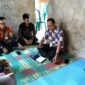 Kepala Dinas sosial Tanggamus Hardarsyah saat memberi pemahaman kepada anak dan orang tua anak putus sekolah di rumah kediaman Rena dan Rendi di Pekon Tanjung Jati Kecamatan Kota Agung Timur didampingi sekertaris Dinas Pendidikan Pramadiya, Kabid Dikdas Madrizal dan Kadis Komimfo Tanggamus Suhartono, Jum'at 22 Mei 2026 | Herdi/Media Prioritastv.com.