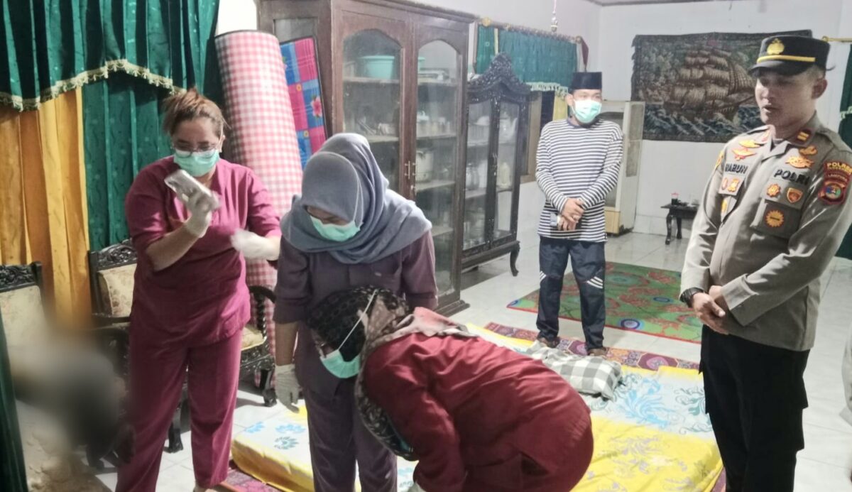 Polisi saat mendampingi pihak medis dalam pemeriksaan luar mayat di Pekon Sukarame, Talang Padang, Jumat 22 Mei 2026 | Dok. Humas Polres Tanggamus.