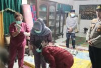 Polisi saat mendampingi pihak medis dalam pemeriksaan luar mayat di Pekon Sukarame, Talang Padang, Jumat 22 Mei 2026 | Dok. Humas Polres Tanggamus.