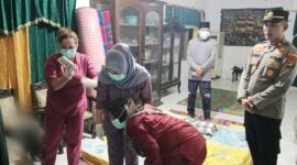 Polisi saat mendampingi pihak medis dalam pemeriksaan luar mayat di Pekon Sukarame, Talang Padang, Jumat 22 Mei 2026 | Dok. Humas Polres Tanggamus.