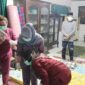 Polisi saat mendampingi pihak medis dalam pemeriksaan luar mayat di Pekon Sukarame, Talang Padang, Jumat 22 Mei 2026 | Dok. Humas Polres Tanggamus.