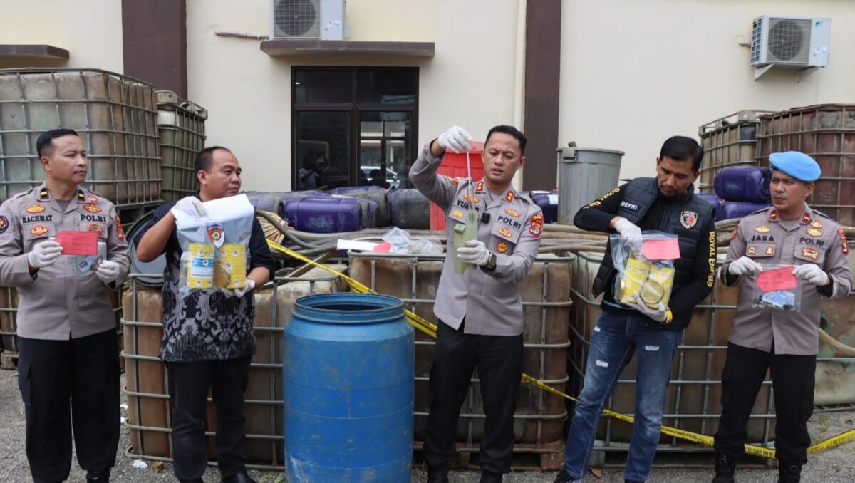 Kapolres Pringsewu AKBP M. Yunus saat memperlihatkan hasil penangkapan penyalahgunaan BBM dalam konferensi persi di Mapolres setempat, Jumat 22 Mei 2026 | Dok. Humas Polres Pringsewu.