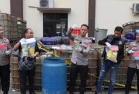 Kapolres Pringsewu AKBP M. Yunus saat memperlihatkan hasil penangkapan penyalahgunaan BBM dalam konferensi persi di Mapolres setempat, Jumat 22 Mei 2026 | Dok. Humas Polres Pringsewu.