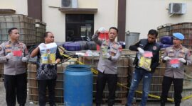 Kapolres Pringsewu AKBP M. Yunus saat memperlihatkan hasil penangkapan penyalahgunaan BBM dalam konferensi persi di Mapolres setempat, Jumat 22 Mei 2026 | Dok. Humas Polres Pringsewu.