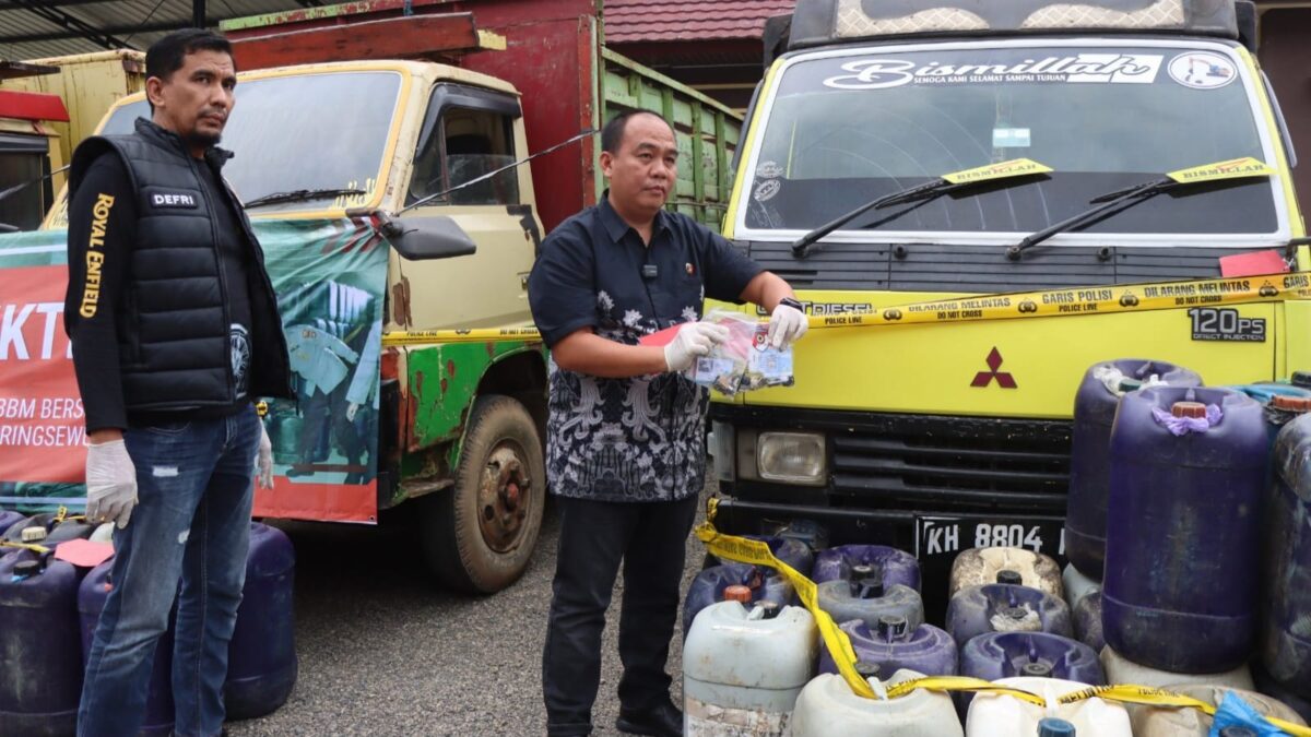 Kasat Reskrim Polres Pringsewu Iptu Rosali saat menunjukan barcode MyPertamina yang dipakai para tersangka, Jumat 22 Mei 2026 | Dok. Humas Polres Pringsewu.
