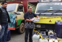 Kasat Reskrim Polres Pringsewu Iptu Rosali saat menunjukan barcode MyPertamina yang dipakai para tersangka, Jumat 22 Mei 2026 | Dok. Humas Polres Pringsewu.