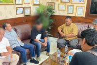 Tersangka F (wajah blur) saat diantarkan keluarganya ke Polres Lampung Utara, Minggu 24 Mei 2026 | Dok. Humas Polda Lampung.