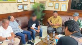 Tersangka F (wajah blur) saat diantarkan keluarganya ke Polres Lampung Utara, Minggu 24 Mei 2026 | Dok. Humas Polda Lampung.