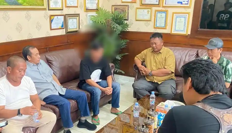 Tersangka F (wajah blur) saat diantarkan keluarganya ke Polres Lampung Utara, Minggu 24 Mei 2026 | Dok. Humas Polda Lampung.