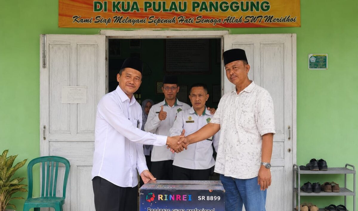 Ketua Granat Tanggamus Agus Ciek saat menyerahkan bantuan pengeras suara ke KUA Pulau Panggung bersamaan penyampaian ikrar wakaf tanah pemakaman dan mushala | ist/Media Prioritastv.com.