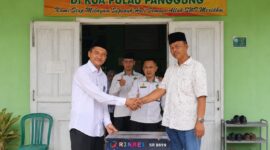 Ketua Granat Tanggamus Agus Ciek saat menyerahkan bantuan pengeras suara ke KUA Pulau Panggung bersamaan penyampaian ikrar wakaf tanah pemakaman dan mushala | ist/Media Prioritastv.com.