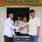 Ketua Granat Tanggamus Agus Ciek saat menyerahkan bantuan pengeras suara ke KUA Pulau Panggung bersamaan penyampaian ikrar wakaf tanah pemakaman dan mushala | ist/Media Prioritastv.com.