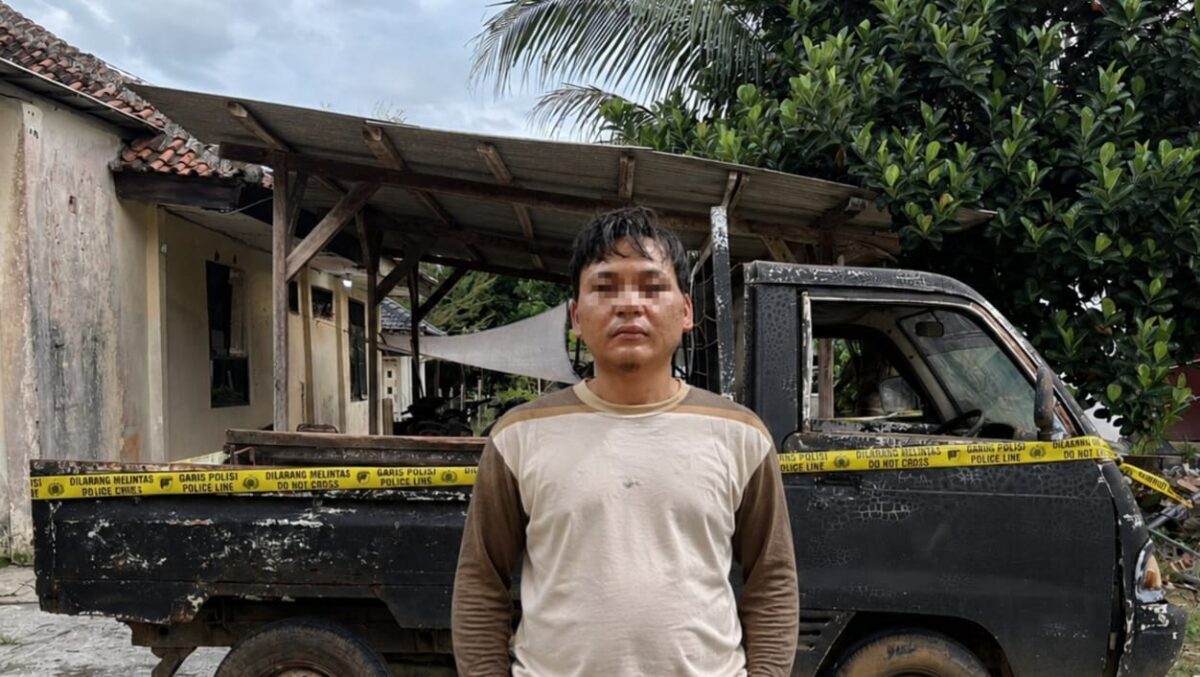 Tersangka AS yang ditetapkan tersangka penipuan dan penggelapan dengan mobil milik korban yang berhasil diamankan Polisi, Minggu 24 Mei 2026 | Dok. Polsek Ngaras.