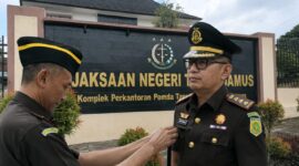 Kajari Tanggamus Subari Kurniawan saat dilantik dan backgrund plang nama Kejari Tanggamus | ist/Media Prioritastv.com.