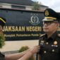 Kajari Tanggamus Subari Kurniawan saat dilantik dan backgrund plang nama Kejari Tanggamus | ist/Media Prioritastv.com.