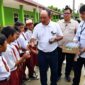 Azis Gagap didampingi Ketua Rel MBG Pusat Roy Marzuk dan ketua Yayasan Alam Abadi Tanggamus Firlinda saat membagikan susu kepada pelajar SD Negeri 3 Gisting Atas Kecamatan Gisting Tanggamus, Senin 25 Mei 2026 | Herdi/Media Prioritastv.com.